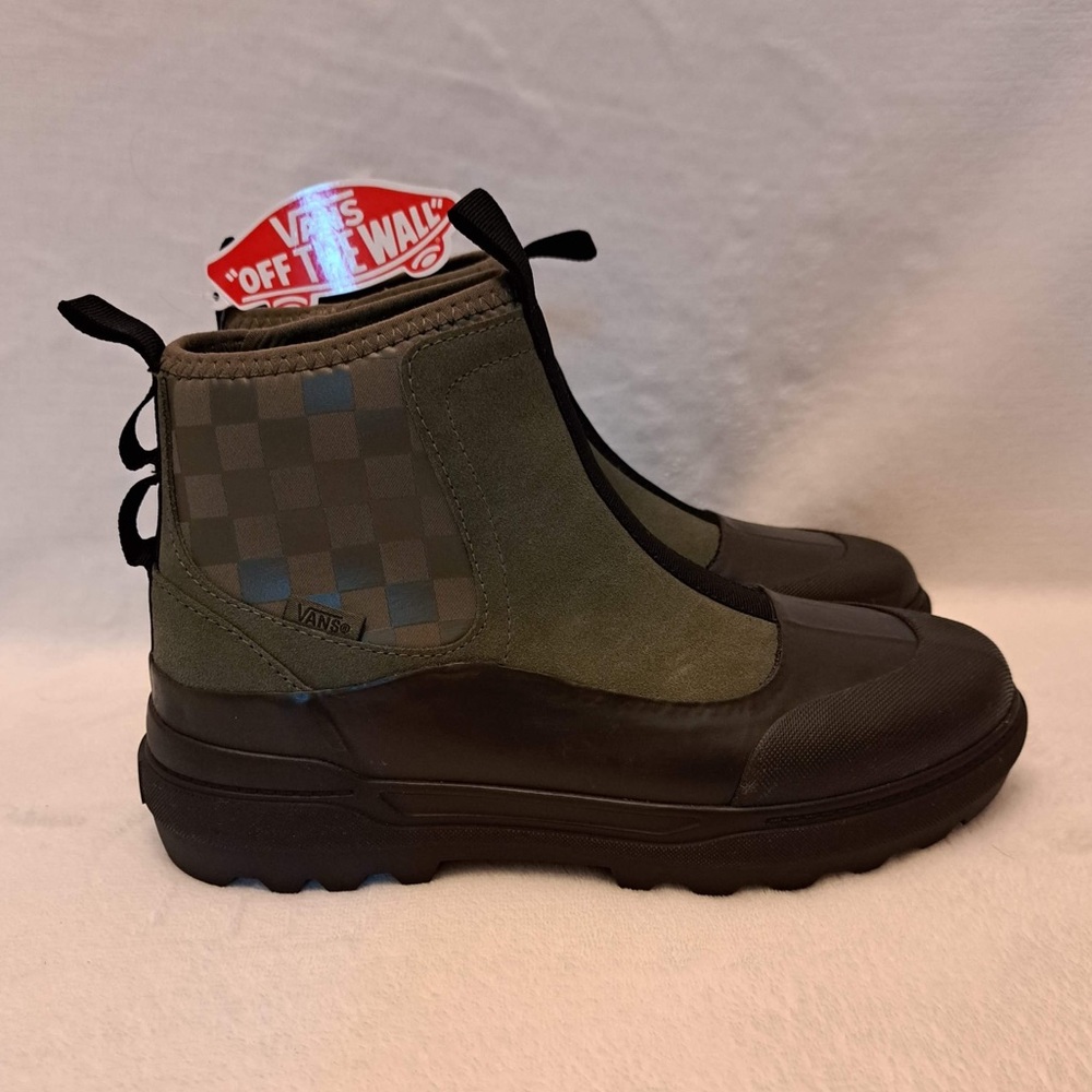 Wmns sz 7.5 Vans Colfax Boot